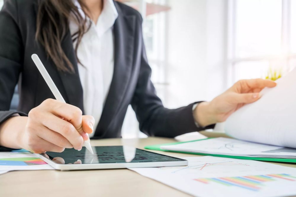 Notizbuch und einfache Finanznotizen auf einem Schreibtisch