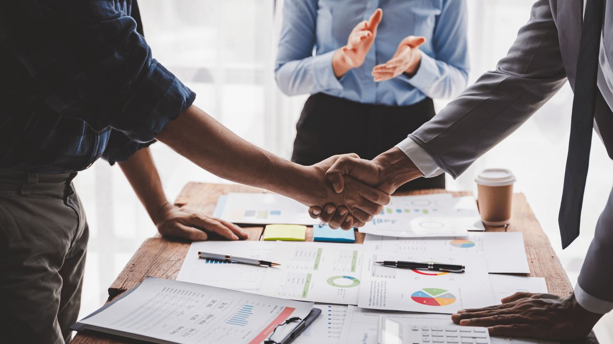 Kompakte Finanzvorlagen auf einem Schreibtisch